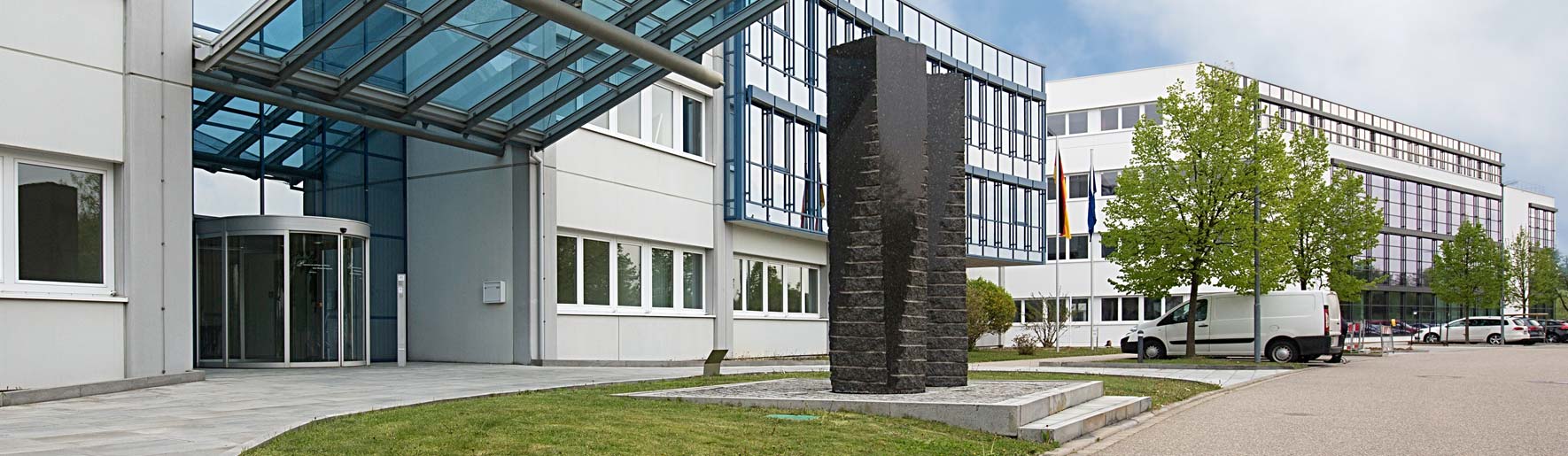 Außenansicht eines mehrgeschossigen Büro‑ oder Verwaltungsgebäudes